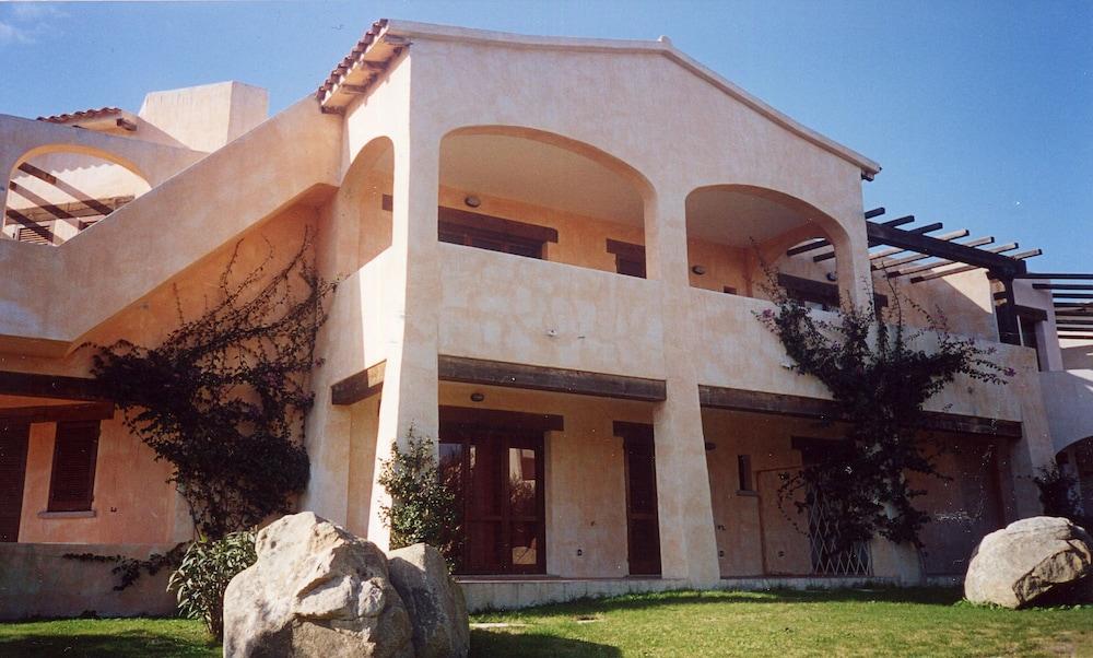 Aparthotel Le Corti Di Marinella à Marinella  Extérieur photo